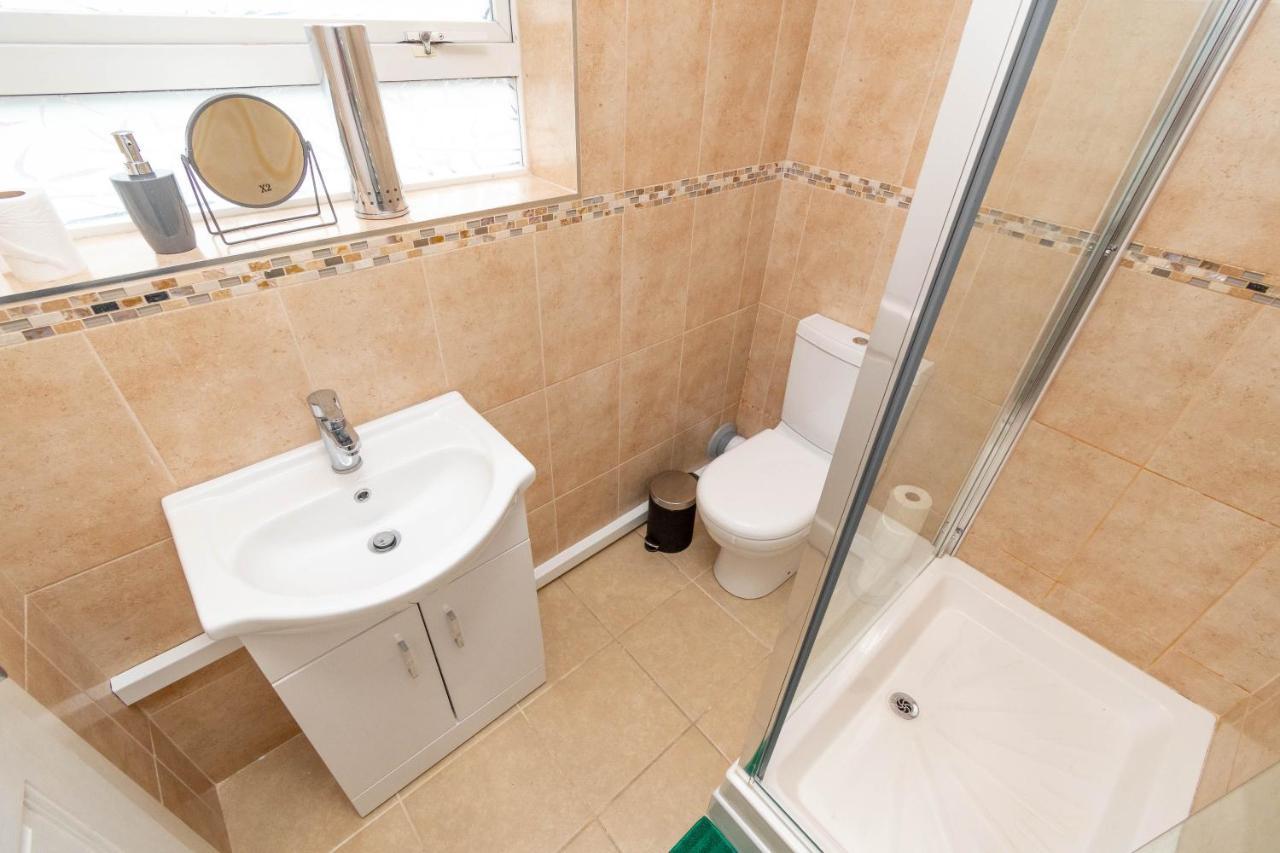 Fantastic 3 Bedroom House *Free Parking* Γούλβερχαμπτον Εξωτερικό φωτογραφία